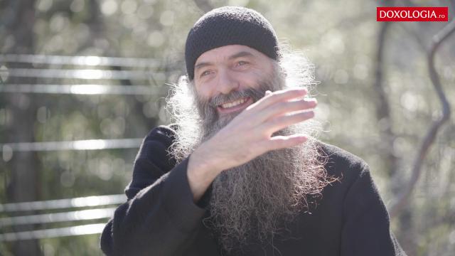 (Video) Pr. Pimen Vlad: „Părintele Cleopa ne povestea lucruri dintr-o altă lume, parcă. Totul era ca o minune”