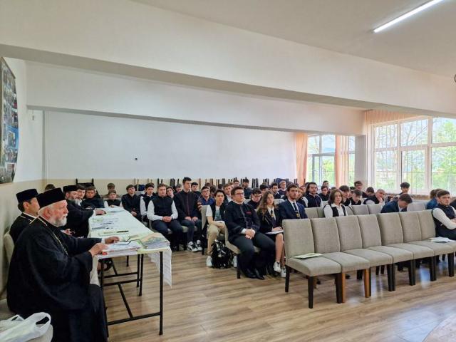 Zi de sărbătoare la Liceul Teologic Ortodox „Sfinții Împărați Constantin și Elena” din Piatra Neamț