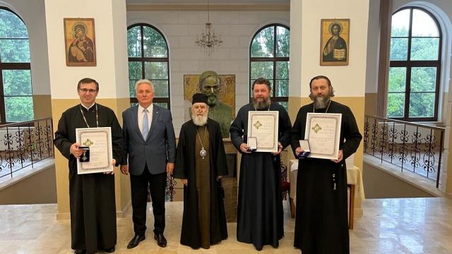 Trei profesori de la Facultatea de Teologie Ortodoxă „Ilarion V. Felea” din Arad, distinși cu ordinul ASTRA arădeană