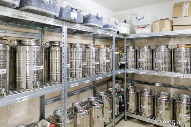 (Fotoreportaj) Leacuri pentru cei din lume – povestea neștiută a laboratorului de la Mănăstirea Paltin