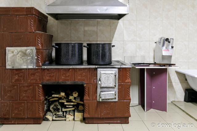 (Fotoreportaj) Leacuri pentru cei din lume – povestea neștiută a laboratorului de la Mănăstirea Paltin
