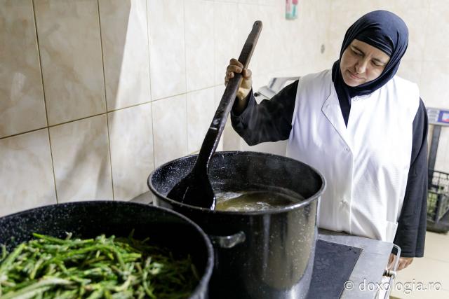 (Fotoreportaj) Leacuri pentru cei din lume – povestea neștiută a laboratorului de la Mănăstirea Paltin