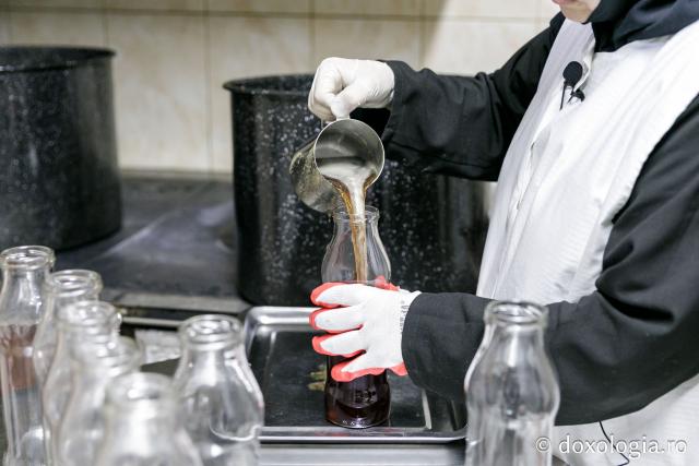 (Fotoreportaj) Leacuri pentru cei din lume – povestea neștiută a laboratorului de la Mănăstirea Paltin