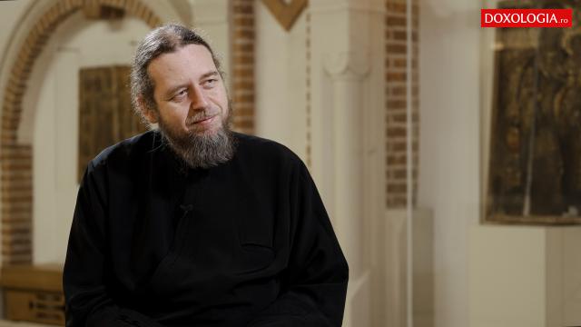 (Video) De la pasiunea pentru hard rock la Liturghia din catacombele Parisului – interviu cu părintele Răzvan Ionescu