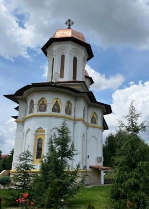 PS Ieronim, în Duminica Sfinților Români: „Prin Sfinții Andrei și Filip, Cuvântul Evangheliei a încolțit și pe pământ românesc”