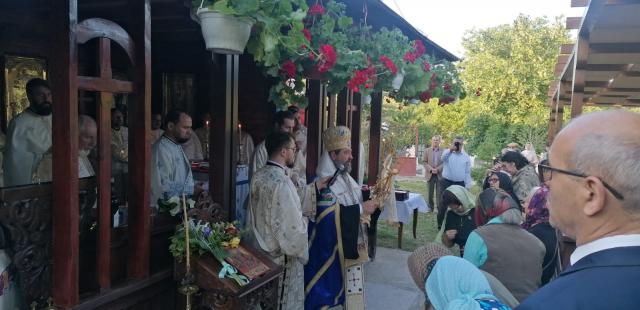 Slujbă arhierească la hramul Parohiei „Pogorârea Duhului Sfânt” din Iași
