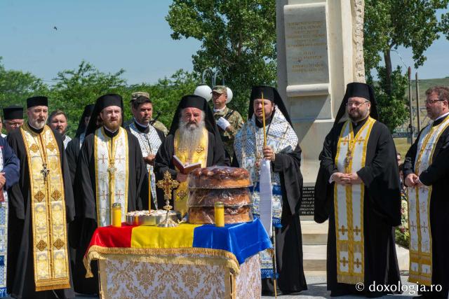 (Video) La Hlipiceni a fost sfințit un monument dedicat eroilor neamului