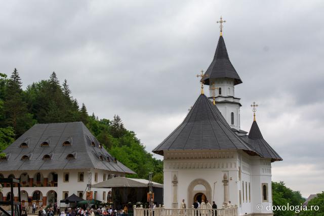 Biserica Mănăstirii Scăricica a primit haina cea nouă a sfințirii