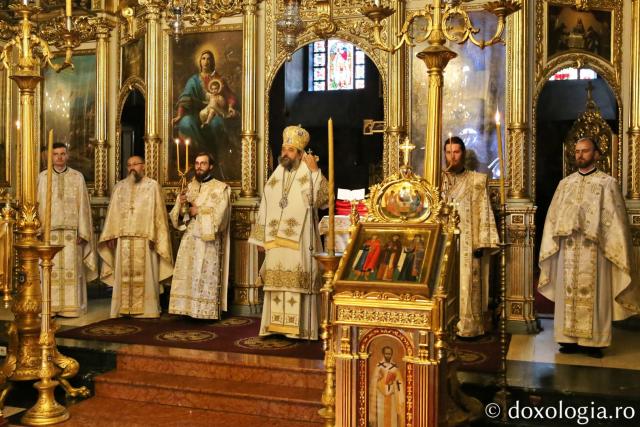 De 382 de ani, moaștele Sfintei Parascheva binecuvintează Moldova