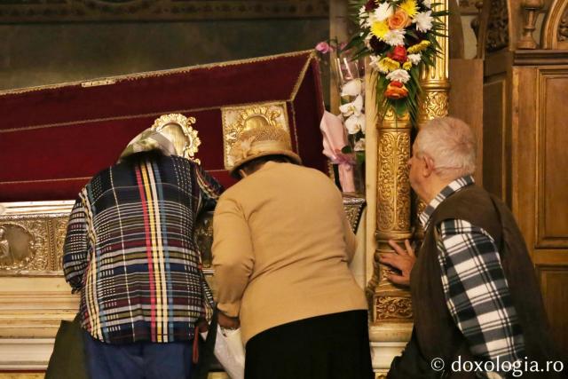 De 382 de ani, moaștele Sfintei Parascheva binecuvintează Moldova