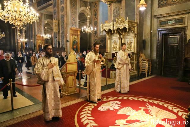 De 382 de ani, moaștele Sfintei Parascheva binecuvintează Moldova