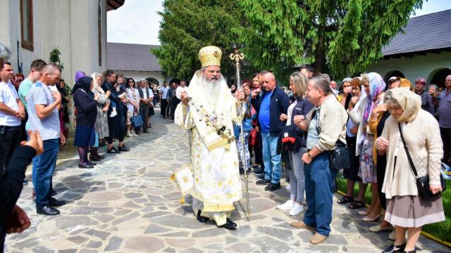 PS Ignatie la hramul Mănăstirii Grăjdeni: „Iubirea înseamnă afirmare reciprocă și personală, dăruire și primire”