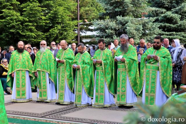 Părintele Mitropolit Teofan la hramul Mănăstirii Guranda: „Să primim Sfânta Treime în inima noastră”