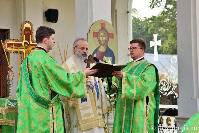 Părintele Mitropolit Teofan la hramul Mănăstirii Guranda: „Să primim Sfânta Treime în inima noastră”