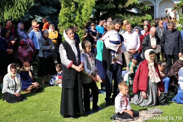Părintele Mitropolit Teofan la hramul Mănăstirii Guranda: „Să primim Sfânta Treime în inima noastră”