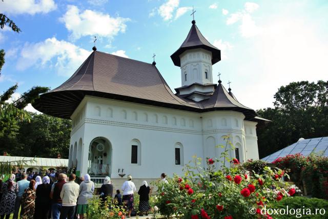 Părintele Mitropolit Teofan la hramul Mănăstirii Guranda: „Să primim Sfânta Treime în inima noastră”