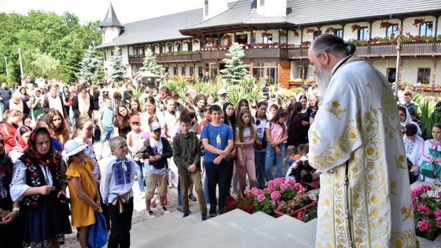 PS Ignatie a fost prezent la „Întâlnirea copiilor și tinerilor” din Episcopia Hușilor