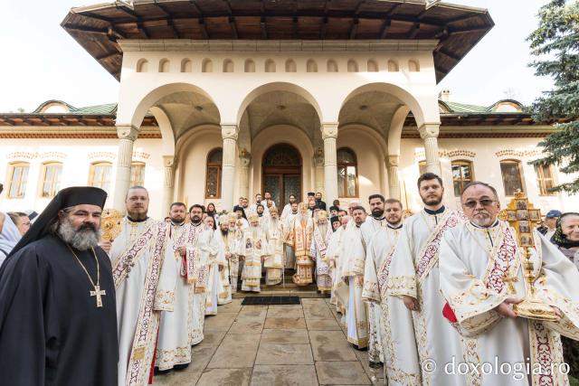 (Foto) Zi de mare sărbătoare în cetatea Sucevei: Liturghie arhierească la hramul Sfântului Ioan cel Nou