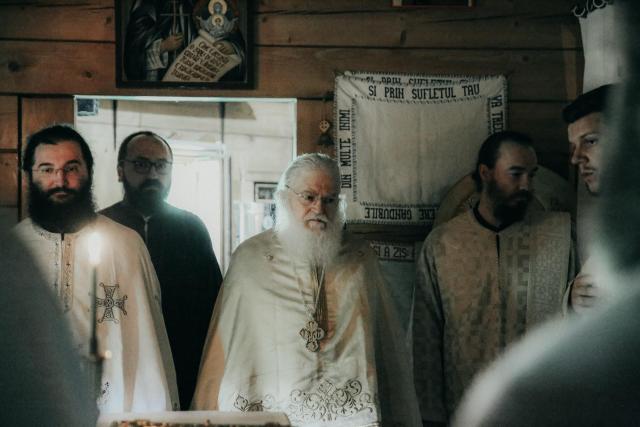 (Foto) Starețul Efrem a slujit Sfânta Liturghie la Biserica studenților din Cluj
