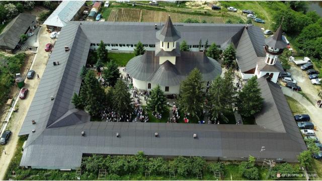 PS Ignatie la hramul Mănăstirii Grăjdeni: „Iubirea înseamnă afirmare reciprocă și personală, dăruire și primire”