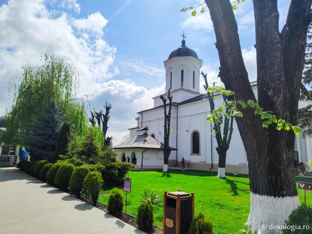 (Foto) Liniștea de la Mănăstirea Ghighiu