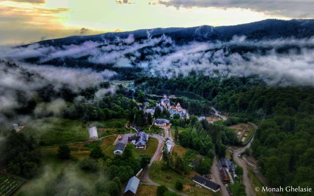 (Foto) Zile liniștite de iunie la Mănăstirea Sihăstria