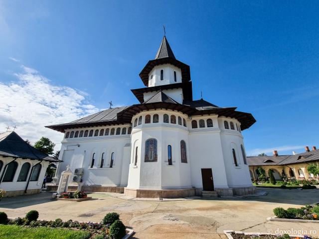 (Foto) Pași de pelerin la Mănăstirea Vladimirești