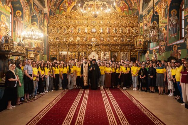 Preasfințitul Părinte Nichifor Botoșăneanul, alături de voluntarii de la „Tabăra din pridvorul satului”