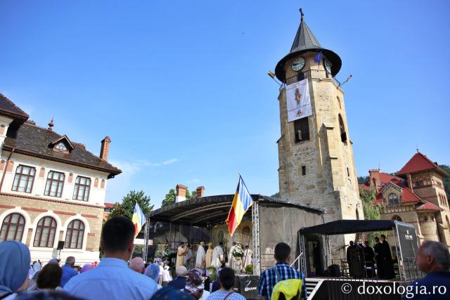 Doi ierarhi la hramul Bisericii Domnești din Piatra Neamț: „Un copil ne pregătește calea Împărăției lui Dumnezeu”