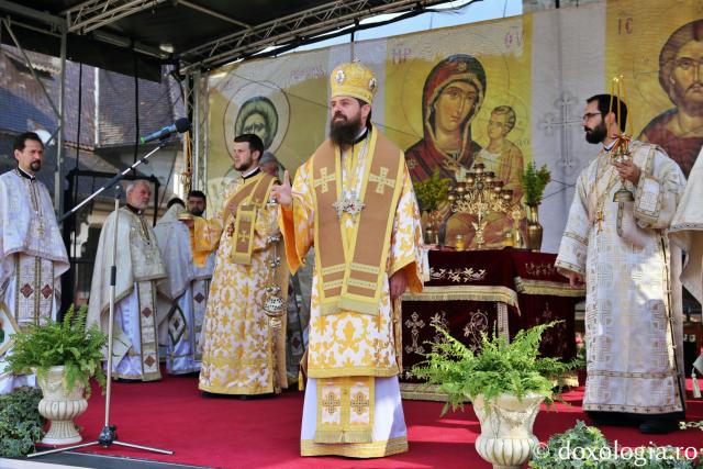 Doi ierarhi la hramul Bisericii Domnești din Piatra Neamț: „Un copil ne pregătește calea Împărăției lui Dumnezeu”