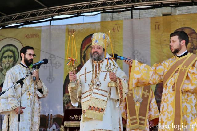 Doi ierarhi la hramul Bisericii Domnești din Piatra Neamț: „Un copil ne pregătește calea Împărăției lui Dumnezeu”