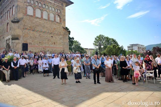Doi ierarhi la hramul Bisericii Domnești din Piatra Neamț: „Un copil ne pregătește calea Împărăției lui Dumnezeu”