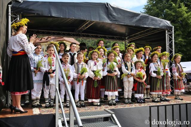 Doi ierarhi la hramul Bisericii Domnești din Piatra Neamț: „Un copil ne pregătește calea Împărăției lui Dumnezeu”