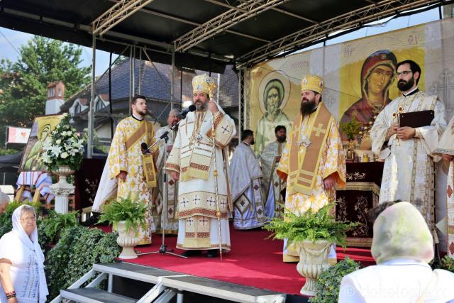 Doi ierarhi la hramul Bisericii Domnești din Piatra Neamț: „Un copil ne pregătește calea Împărăției lui Dumnezeu”