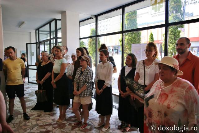 Mii de oameni, împreună cu sfinții, în procesiune pe străzile din Piatra Neamț
