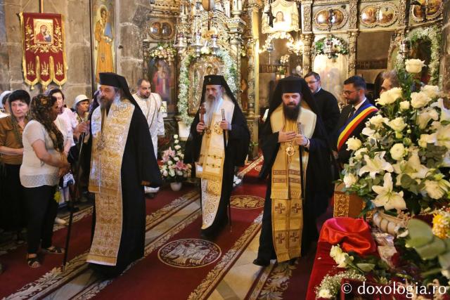 Mii de oameni, împreună cu sfinții, în procesiune pe străzile din Piatra Neamț