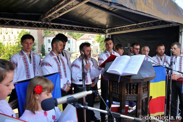 Mii de oameni, împreună cu sfinții, în procesiune pe străzile din Piatra Neamț