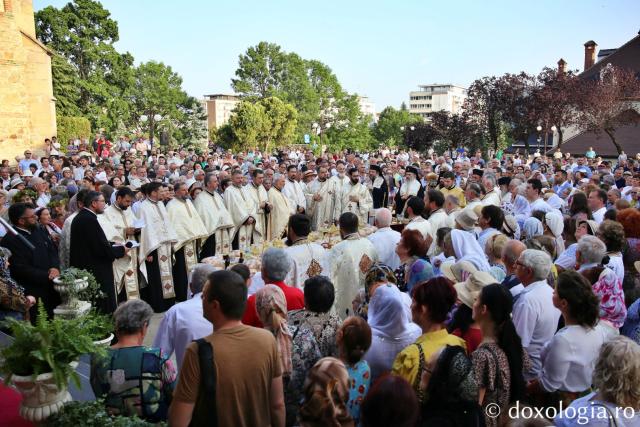 Mii de oameni, împreună cu sfinții, în procesiune pe străzile din Piatra Neamț