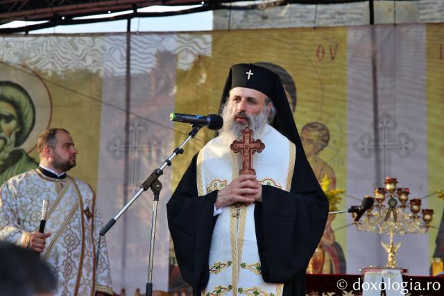Mii de oameni, împreună cu sfinții, în procesiune pe străzile din Piatra Neamț