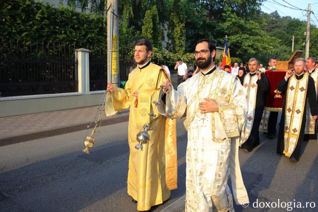 Mii de oameni, împreună cu sfinții, în procesiune pe străzile din Piatra Neamț