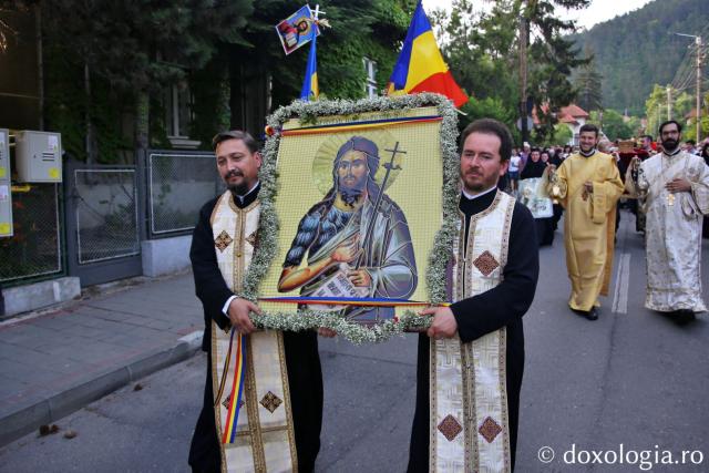 Mii de oameni, împreună cu sfinții, în procesiune pe străzile din Piatra Neamț