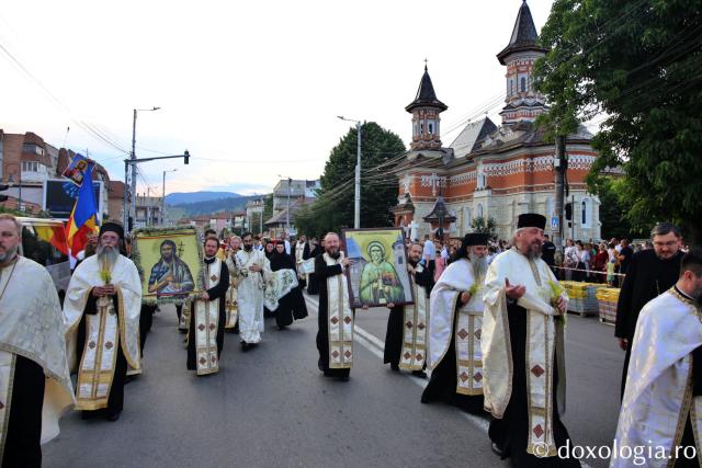 Mii de oameni, împreună cu sfinții, în procesiune pe străzile din Piatra Neamț