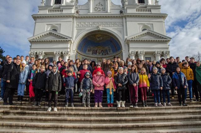 Tabăra din pridvorul satului, un proiect ambiţios al Arhiepiscopiei Iaşilor: „Niciun copil fără vacanță!”