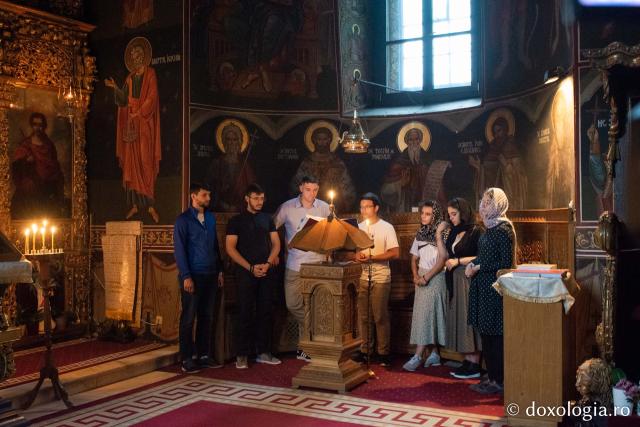 Credincioși, participând la Sfânta Liturghie