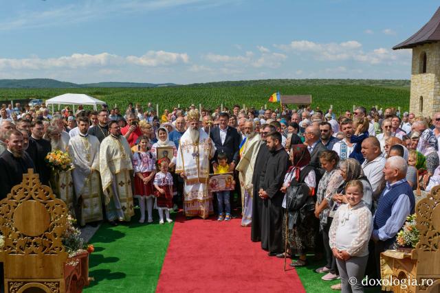 Sfânta Liturghie săvârșită de IPS Teofan la biserica „Sfânta Cuvioasă Teodora de la Sihla” din Vama