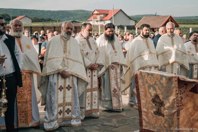 Sobor de slujitori participând la slujba de sfințire a bisericii din Vama