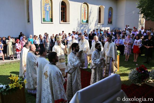 Sfânta Liturghie oficiată cu prilejul hramului Parohiei Ivaneș, de către PS Nichifor Botoșăneanul / Foto: Flavius Popa