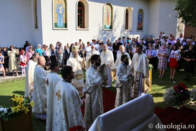 Biserica din Ivaneș, în haine de sărbătoare, cu prilejul hramului / Foto: Flavius Popa