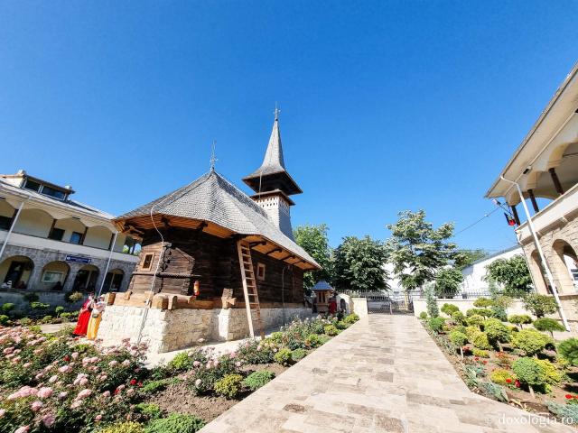 (Foto) Pași de pelerin la Mănăstirea „Sfânta Maria” din Techirghiol
