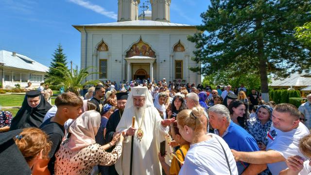 Parintele Patriarh Daniel binecuvântând mulțimea de credincioși